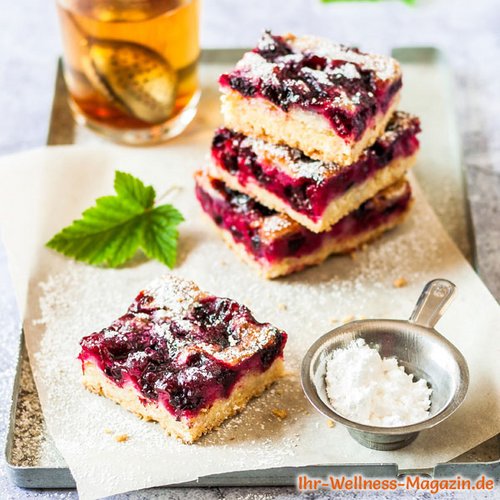 Saftiger Low Carb Blechkuchen mit Beeren