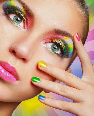 Grüne Augen schminken: Sommerliches Regenbogen-Augen-Make-up