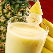 Buttermilch-Shake mit Banane und Ananas