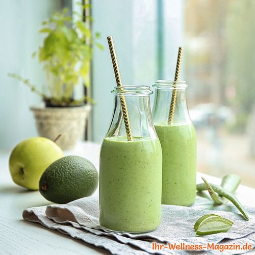 Proteinshake mit Avocado, Apfel und Aloe Vera