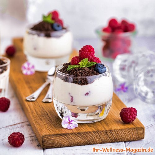 Eiweiß-Dessert im Glas mit Beeren und Schoko