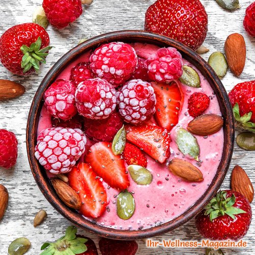 Rote Frühstücksbowl mit Quark