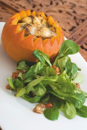 Gesund Kochen: Gefüllter Hokkaidokürbis an Feldsalat