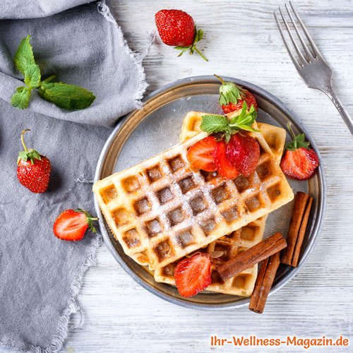 Low Carb Quark-Zimt-Waffeln mit Erdbeeren