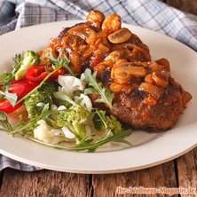 Hacksteak mit Pilzsoße und Salat