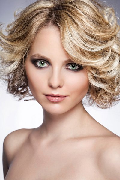 Zauberhafter blonder Short Bob mit Locken