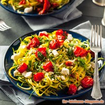 Low-Carb-Zucchini-Nudeln mit Feta und Tomaten