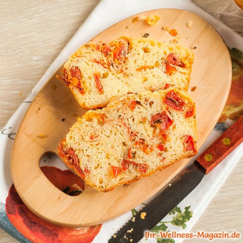 Eiweißbrot mit Quark und Tomaten