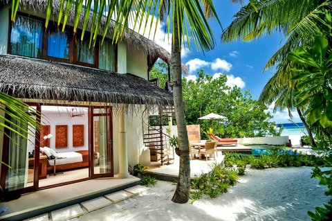 Malediven Insel Halaveli im Nord Ari Atoll: Ein Haus am Meer mit weißem Strand und Palmen