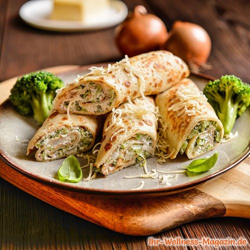 Low-Carb-Pfannkuchen gefüllt mit Brokkoli und Sauerrahm