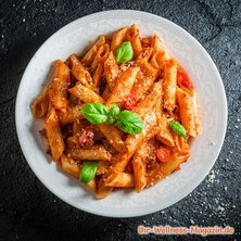Low-Carb-Pasta mit cremiger Tomatensauce