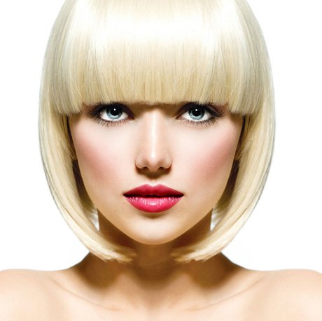 Hellblonder A-Line Bob mit vollem Pony