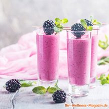 Cremiger Eiweißshake mit Brombeeren