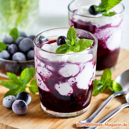 Blaubeer-Quark-Dessert im Glas