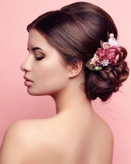 Bezaubernde Chignon-Frisur mit Blüten