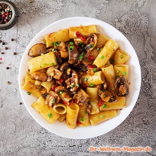 Low-Carb-Pasta mit Champignons und Paprika
