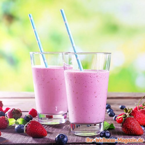 Proteinshake mit Erdbeeren und Blaubeeren