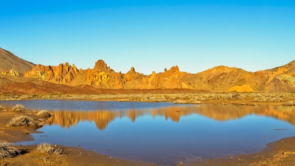 Vulkanisches Hochgebirge mit Seeblick – Teide-Nationalpark