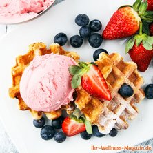 Low Carb Buttermilch-Waffeln mit Erdbeereis