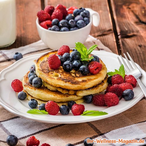 Protein-Buttermilch-Pancakes mit Beeren 