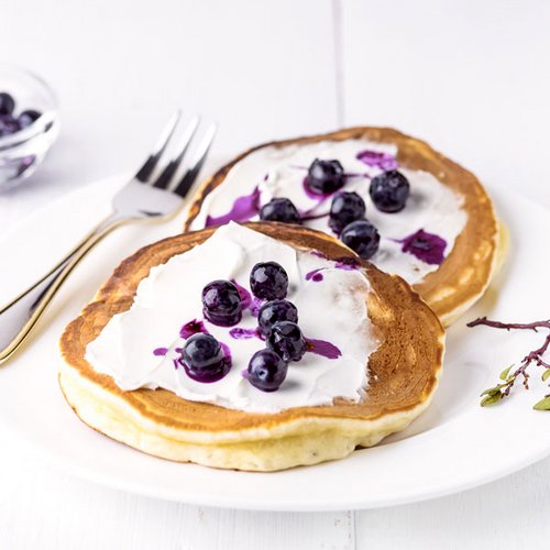 Low-Carb-Pancakes mit Quark und Blaubeeren