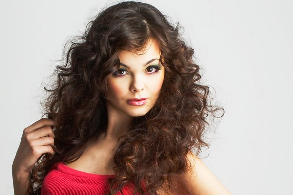 Tolle Lockenfrisuren für kurze, mittellange und lange Haare