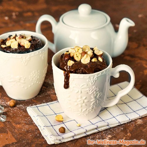 Low Carb Tassenkuchen-Brownie mit Schokosoße