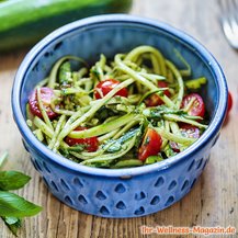 Zucchini-Spaghetti mit Pesto und Tomaten