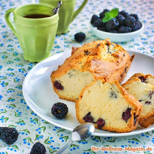 Low-Carb-Rührkuchen mit Brombeeren