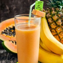 Buttermilch-Shake Tropical - mit Banane, Papaya und Ananas