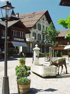 Am Nachmittag – Shoppen, Wandern, Kaffeetrinken in Gstaad