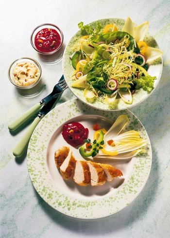 Magerquark-Rezepte zum Abnehmen: Salatplatte mit Huhn und Quarkdip