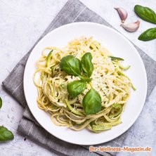 Low-Carb-Linguine mit Zucchini und Basilikum