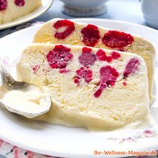 Cremiges Low Carb Himbeer-Sahne-Eisparfait