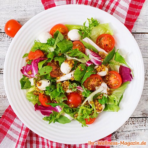 Gemischer Salat mit Mozzarella - gesundes Low-Carb-Rezept