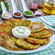 Low Carb Zucchini-Pancakes mit Quark-Dip