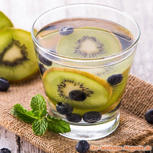 Kiwi-Blaubeer-Wasser