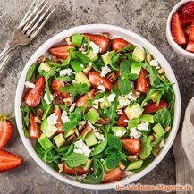Salat mit Spinat, Rucola und Erdbeeren 