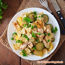 Low-Carb-Pasta mit Hähnchen, Zucchini und Erbsen