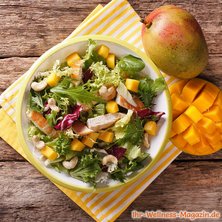 Salat mit Mango und Hühnchenstreifen