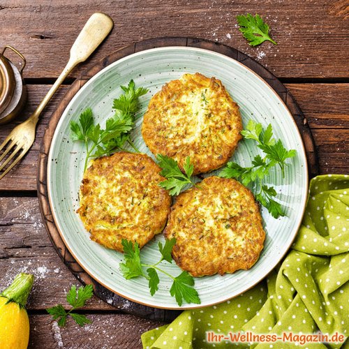 Low-Carb-Pancakes mit grünen und gelben Zucchini