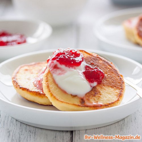 Low Carb Hüttenkäse-Pancakes mit Quark und Marmelade