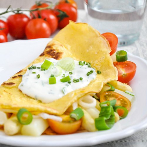 Low-Carb-Pfannkuchen mit Spargel und Tomaten