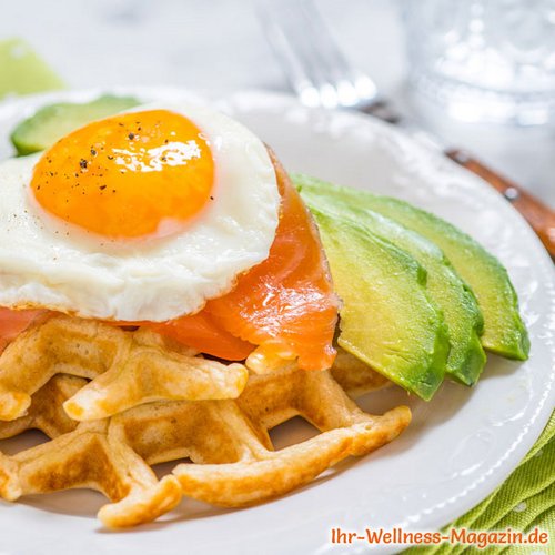 Low Carb Quarkwaffeln mit Lachs und Spiegelei