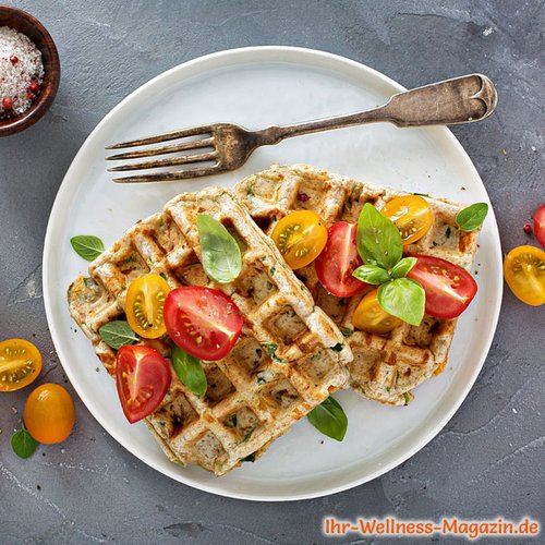 Low Carb Kräuter-Waffeln mit Tomaten