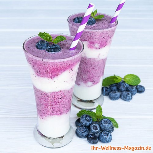 Zweifarbiger Blaubeer-Eiweißshake mit Joghurt