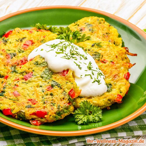 Low Carb Zucchini-Paprika-Puffer mit Dip