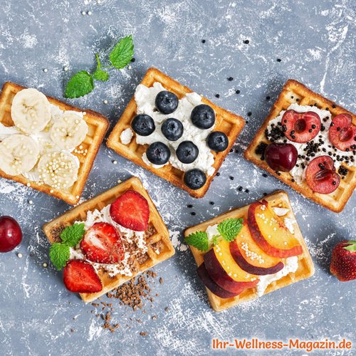 Protein-Waffeln mit Hüttenkäse und Obst - Low-Carb-Eiweiß-Waffel-Rezept