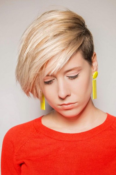 Trendige blonde Sidecut Frisur