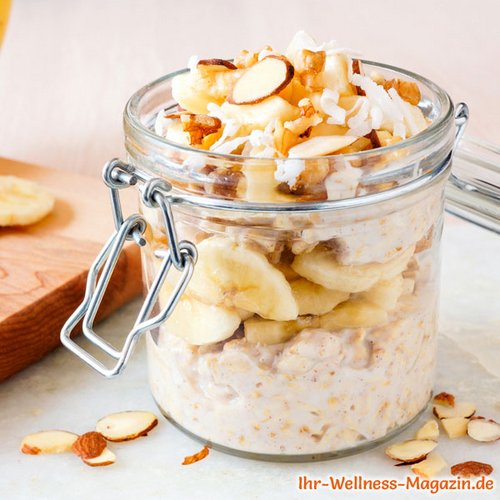 Low Carb Overnight Oats mit Banane und Nüssen